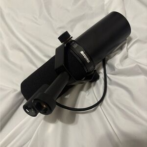 Shure SM7B C Cardioid Dynamic Microphone - Matte Black